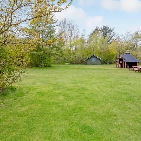 Pet Friendly In With Kitchen
