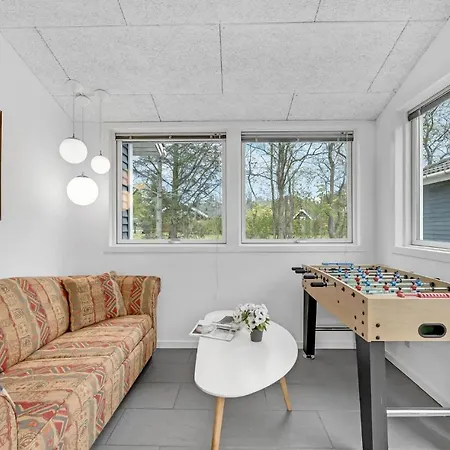 Pet Friendly In With Kitchen Holiday home