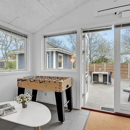 Pet Friendly In With Kitchen *
