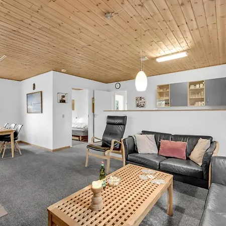 Pet Friendly In With Kitchen Holiday home