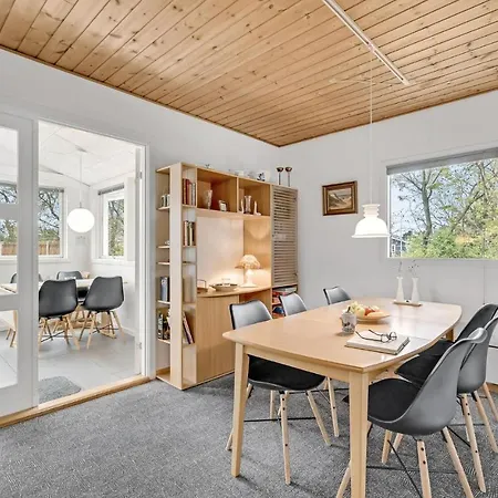 Pet Friendly In With Kitchen Holiday home *