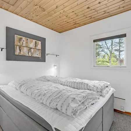 Pet Friendly In With Kitchen *