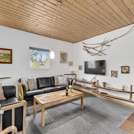 Pet Friendly In With Kitchen *