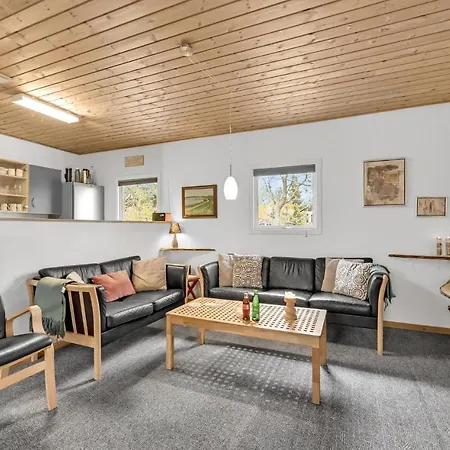 Pet Friendly In With Kitchen