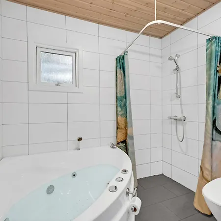 Pet Friendly In With Kitchen Holiday home